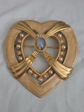 VINTANGE Elizabeth Taylor Gold Tone Heart Brooch with Pearls and Blue Cabochon